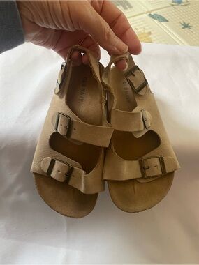 Old‎ Navy Kids Beige Suede Buckle Sandals, Size 11